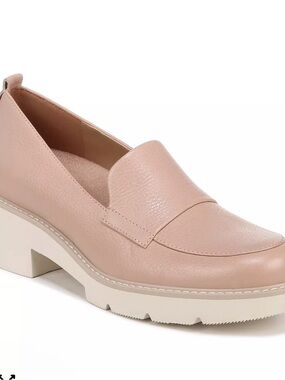 Womens -Naturalizer size 8.5 
Darry Lug Sole Loafers